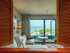 Habitación clásica, 1 cama doble con sofá cama, vistas al mar (Overlooking Sea) | Ropa de cama de alta calidad, minibar, caja fuerte y escritorio