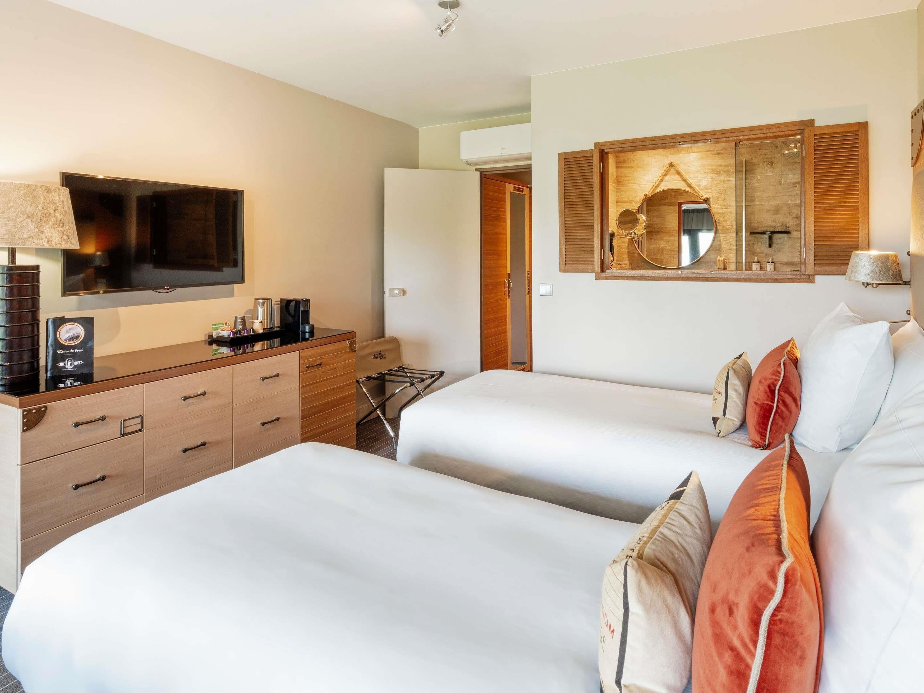 Ropa de cama de alta calidad y minibar 