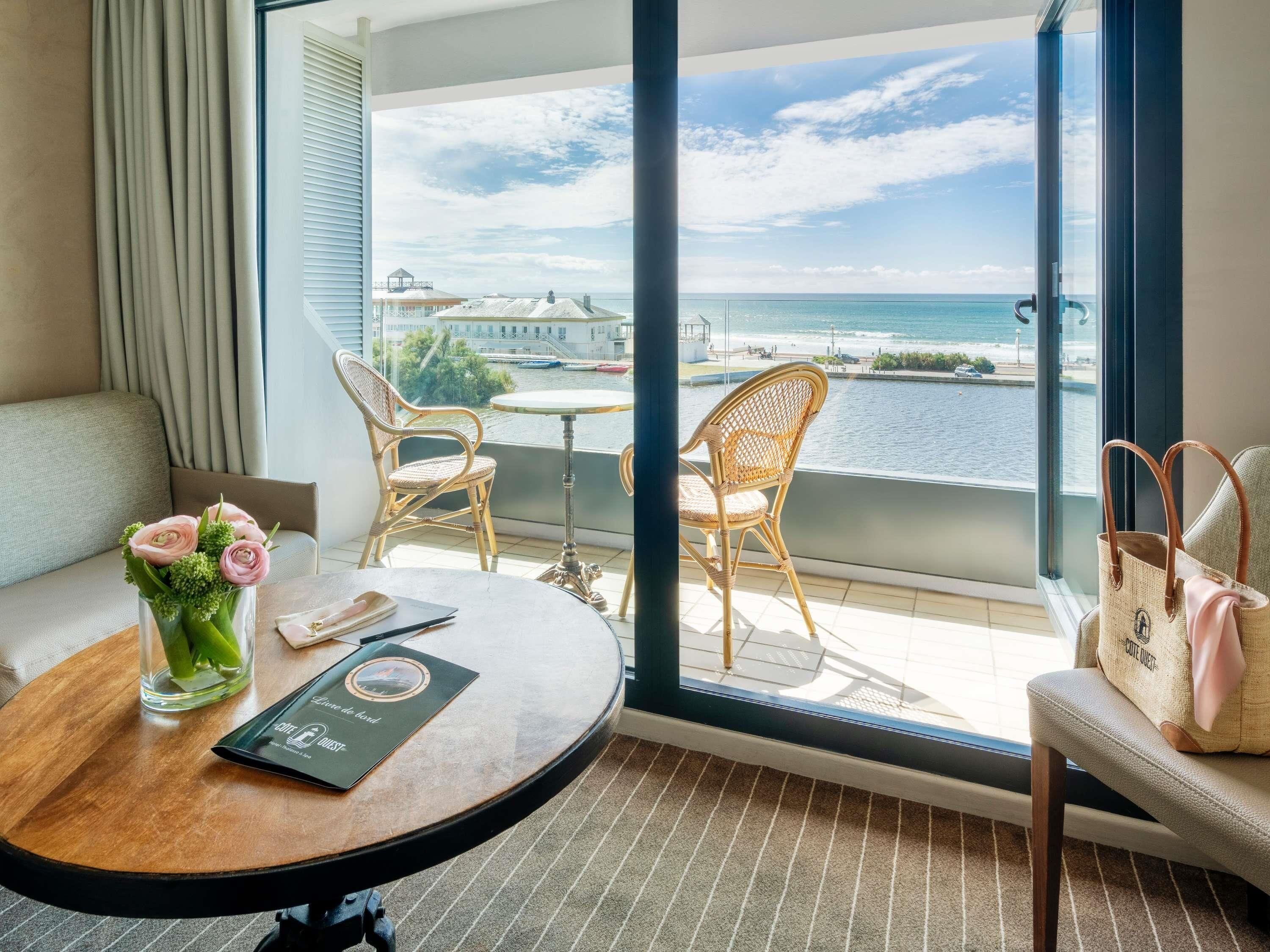 Chambre Supérieure, 1 grand lit et 1 canapé-lit, balcon, vue mer | Literie de qualité supérieure, minibar, coffres-forts dans les chambres