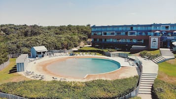 Kolam renang indoor dan kolam renang outdoor, dengan kursi berjemur