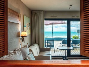Habitación Deluxe, 1 cama de matrimonio con sofá cama, terraza, vistas al mar | Ropa de cama de alta calidad, minibar, caja fuerte y escritorio