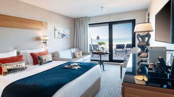 Superior kamer, 1 queensize bed met slaapbank, terras, uitzicht op zee | Luxe beddengoed, een minibar, een kluis op de kamer, een bureau
