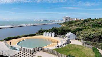 Klassieke kamer, 1 tweepersoonsbed met slaapbank, uitzicht op zee (Overlooking Sea) | Luxe beddengoed, een minibar, een kluis op de kamer, een bureau
