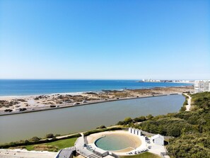 海灘、白沙、免費海灘小屋、躺椅