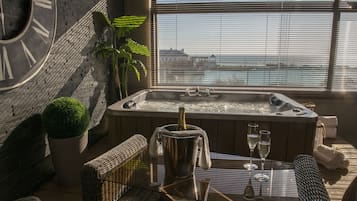 Sauna, hot tub, steam room, Turkish bath/hammam, body treatments