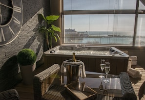 Sauna, hot tub, steam room, Turkish bath/hammam, body treatments