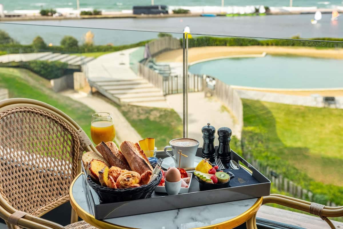 Phòng phong cách cổ điển, 2 giường đơn, ban công, quang cảnh biển (Overlooking Sea) | Bộ đồ giường cao cấp, minibar, két bảo mật tại phòng, bàn
