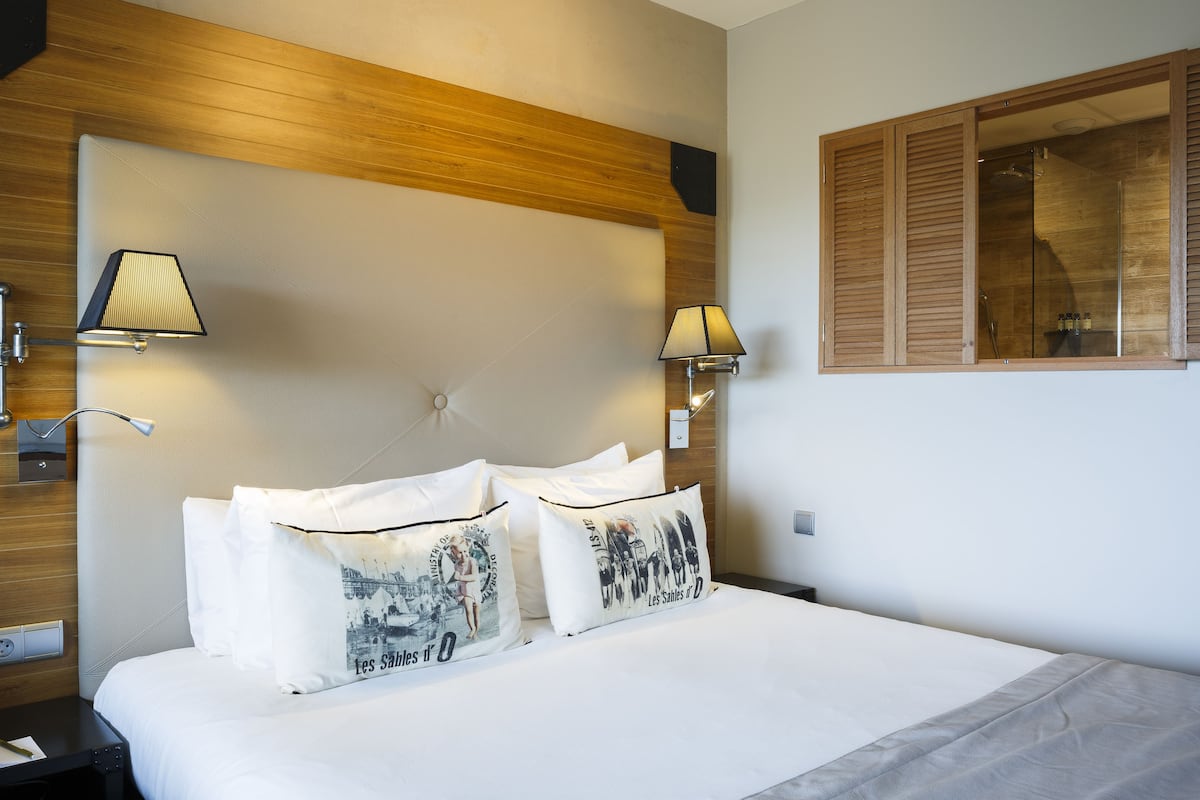 Ropa de cama de alta calidad y minibar