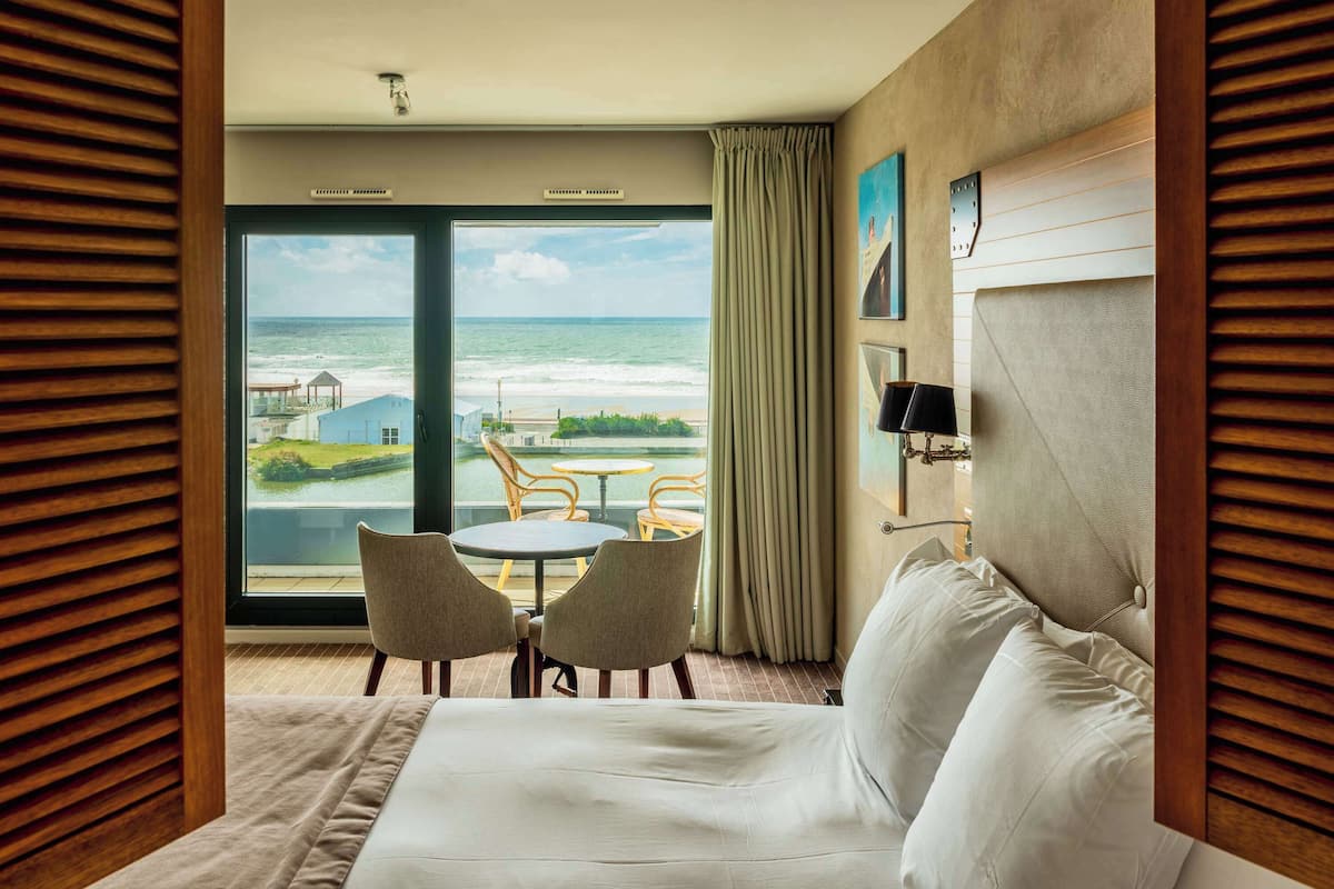 Ropa de cama de alta calidad y minibar