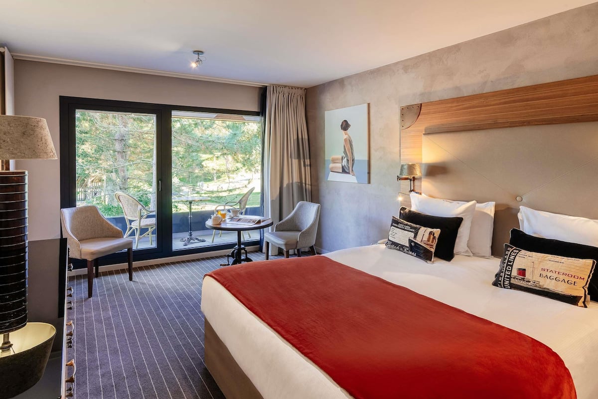 Bộ đồ giường cao cấp, minibar, két bảo mật tại phòng, bàn