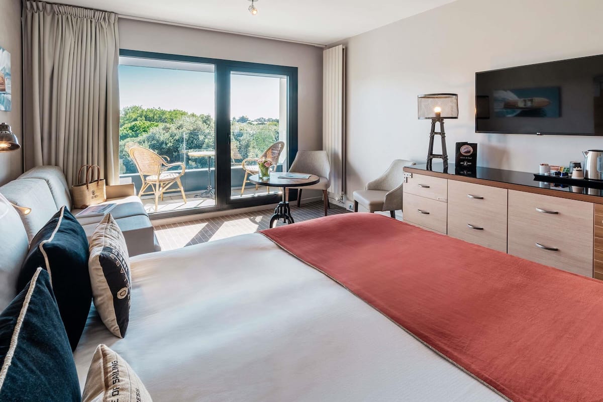 Phòng phong cách cổ điển, 1 giường đôi và sofa giường, quang cảnh biển (Overlooking Sea) | Bộ đồ giường cao cấp, minibar, két bảo mật tại phòng, bàn