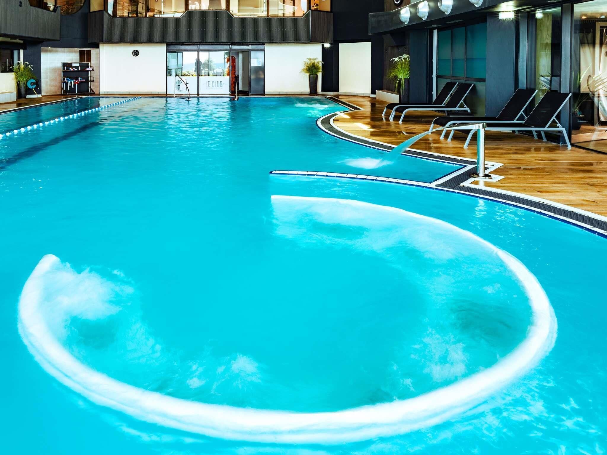 Innenpool, Außenpool, Liegestühle