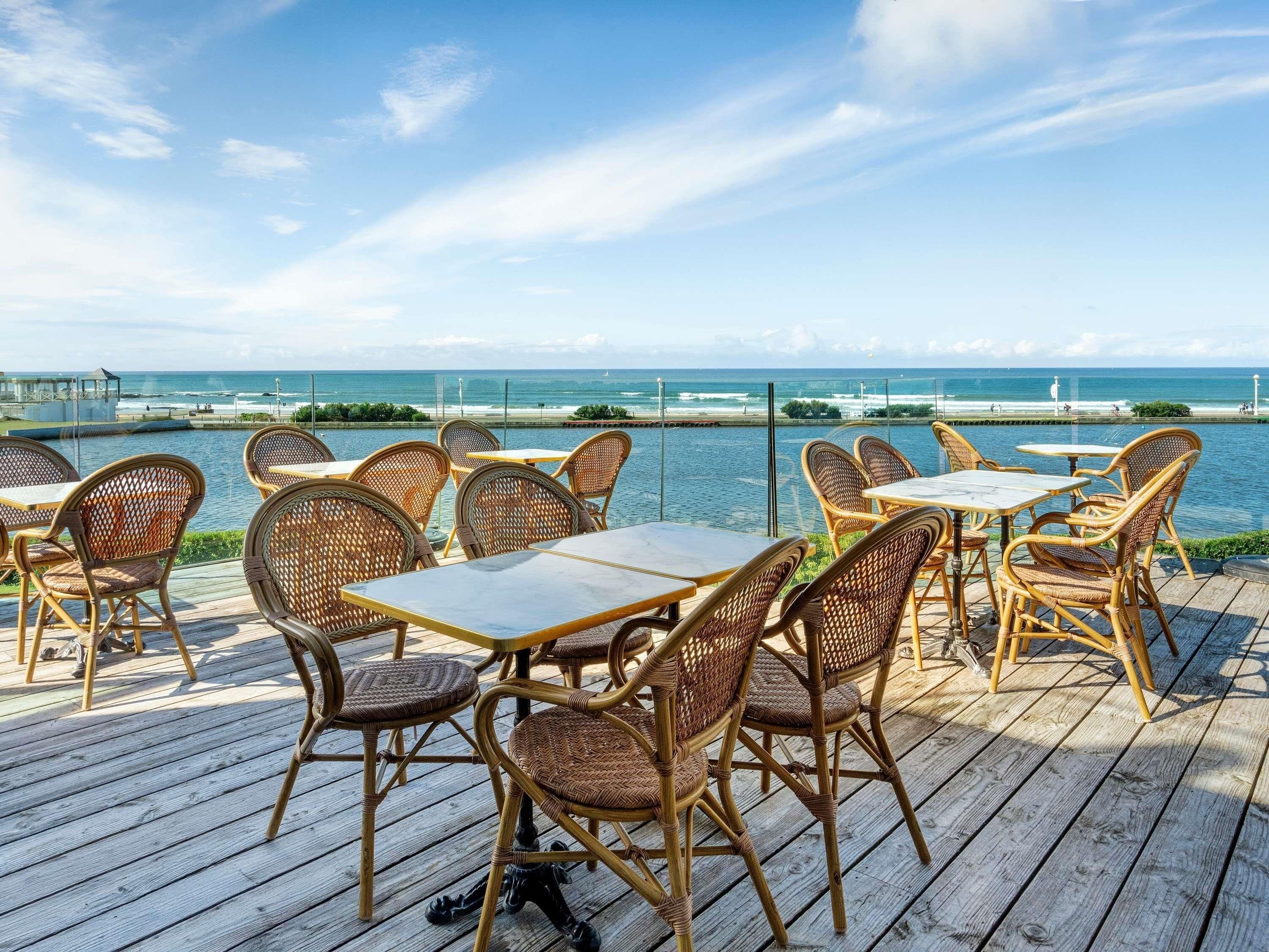 Déjeuner et dîner servis sur place, vue sur la piscine 