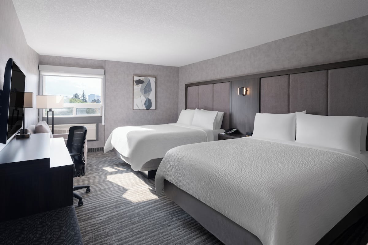 Colchones con pillow-top, escritorio y cortinas blackout