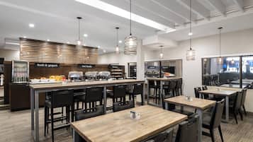 아침 식사, 점심 식사, 저녁 식사 제공, 미국 요리