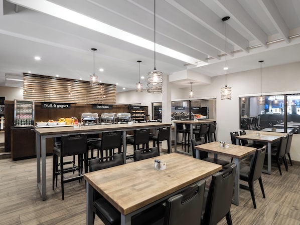 Breakfast, lunch, dinner served; American cuisine - Holiday Inn Calgary-Airport by IHG (Calgary)