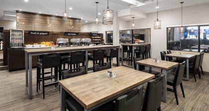 Holiday Inn Calgary-Airport by IHG