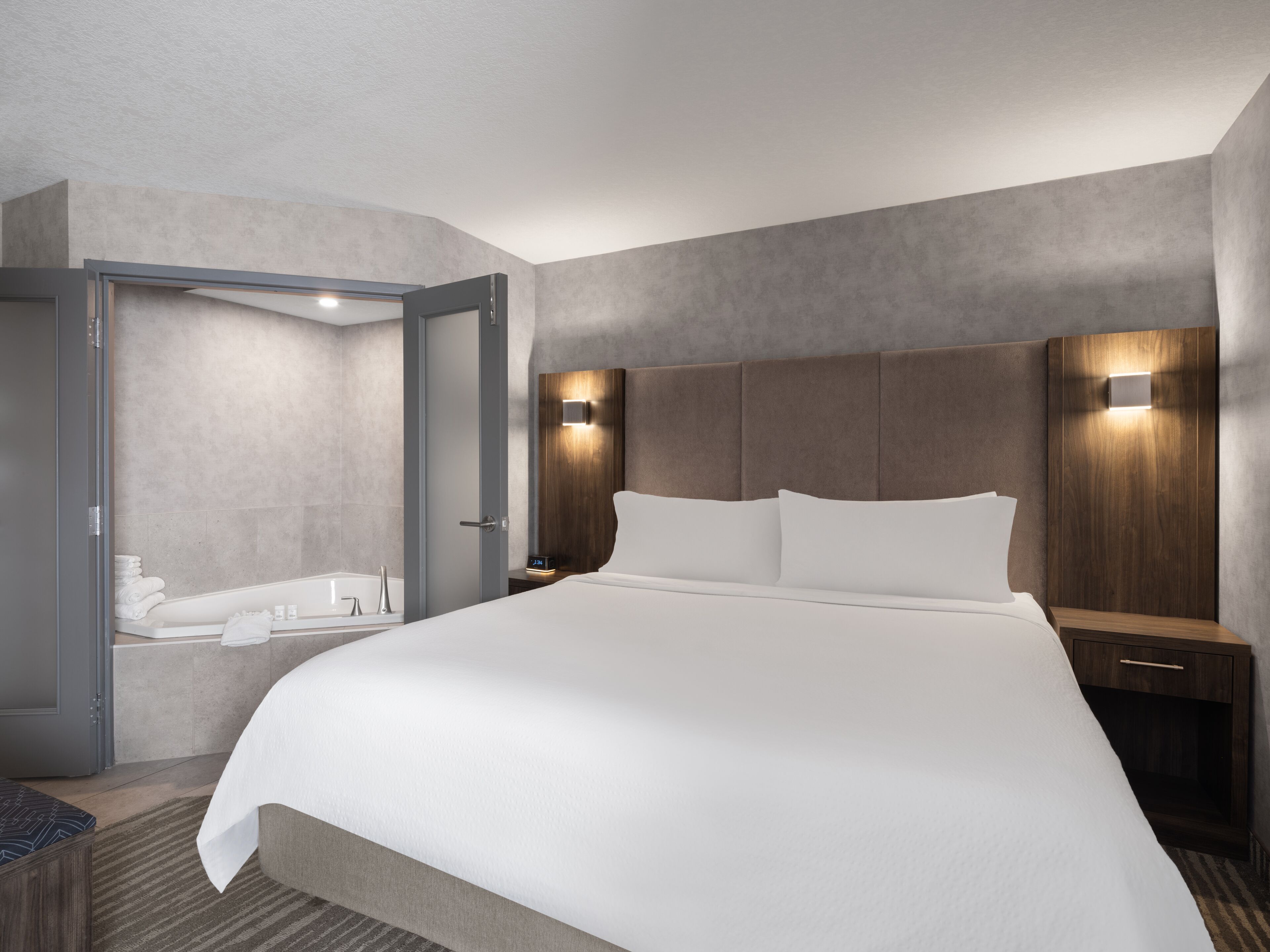 suite, 1 king bed, jetted tub | 1 bedroom, pillow-top beds, desk, blackout curtains