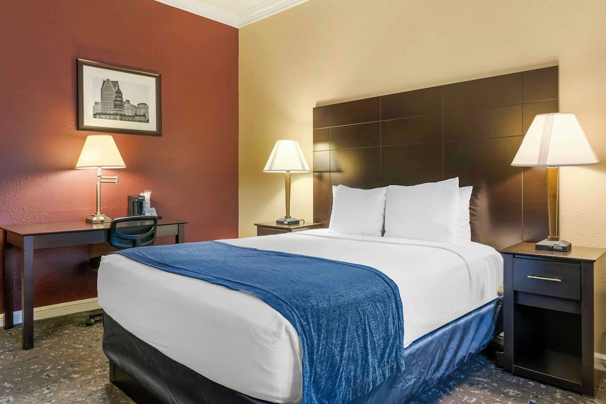 Standard Room, 1 Queen Bed, Non Smoking, Refrigerator & Microwave | In-room safe, desk, laptop workspace, blackout drapes