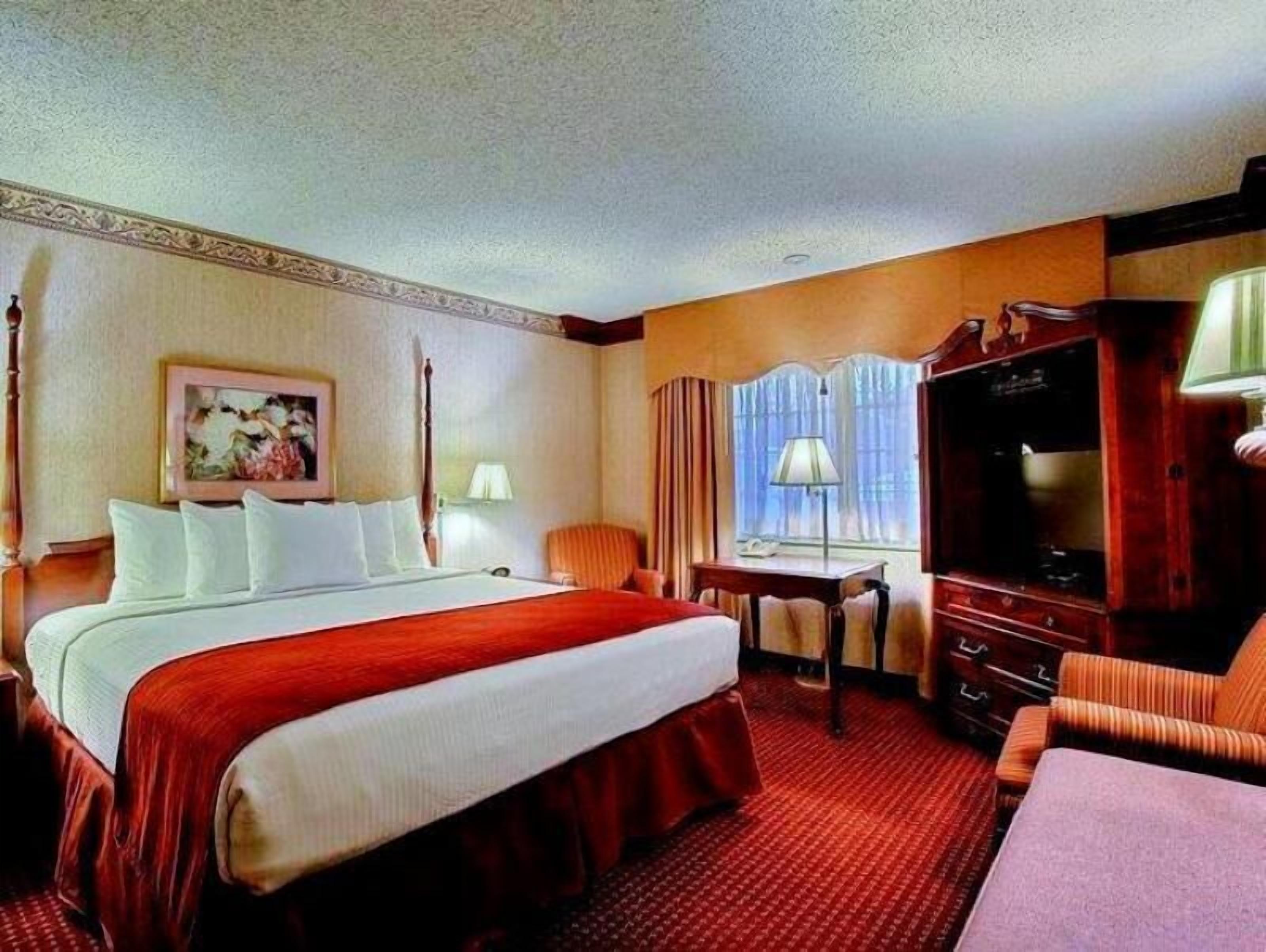 In-room safe, desk, laptop workspace, blackout drapes