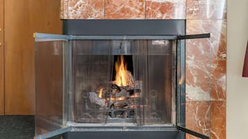 ห้องสวีท, เตียงควีนไซส์ 2 เตียง, ปลอดบุหรี่, อ่างน้ำวน | 1 ห้องนอน, ตู้นิรภัยในห้องพัก, โต๊ะทำงาน, พื้นที่ทำงานแบบใช้แล็ปท็อป