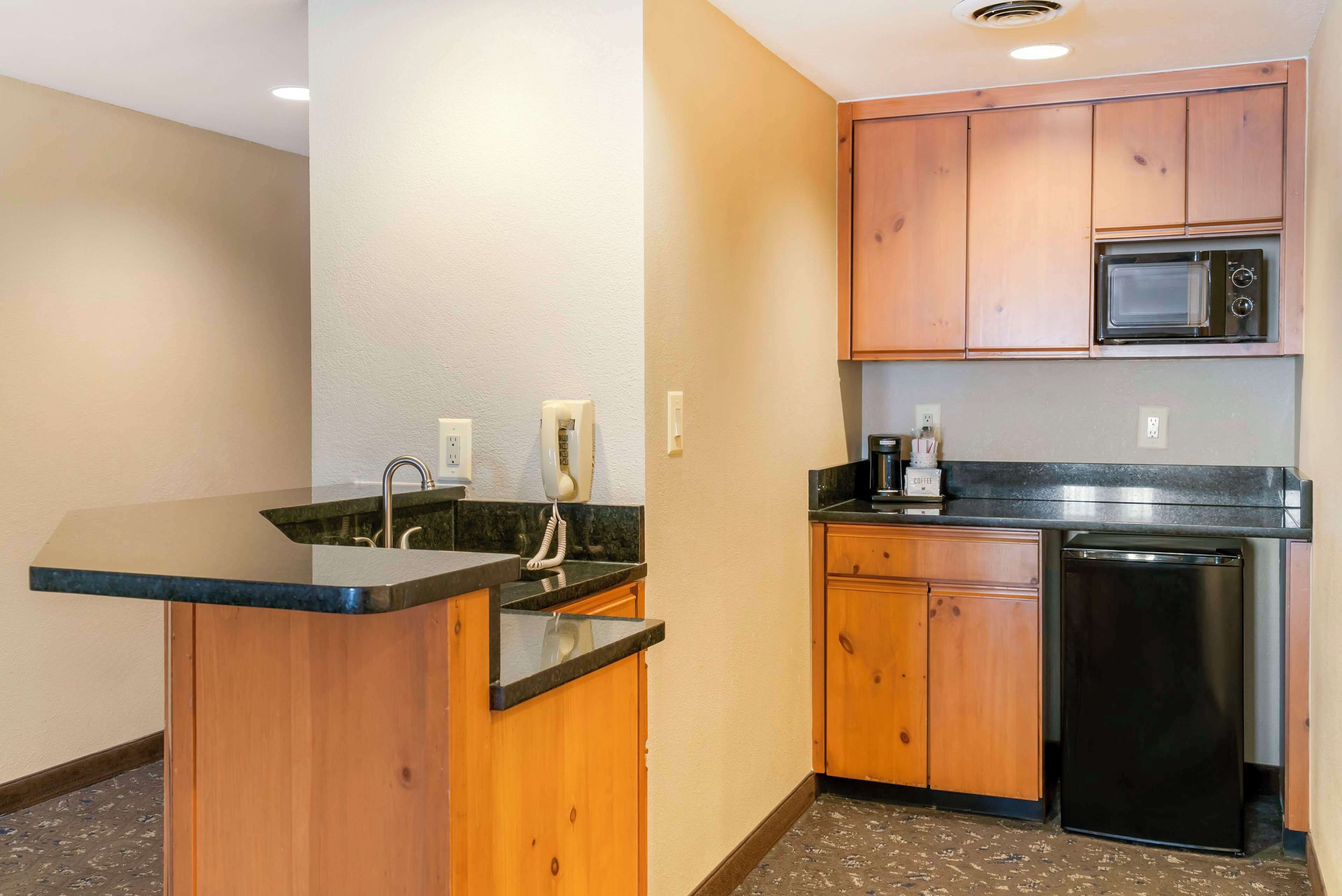 suite, 1 king bed, non smoking, jetted tub | in-room safe, desk, laptop workspace, blackout curtains