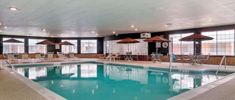 Piscina interna, guarda-sóis, espreguiçadeiras