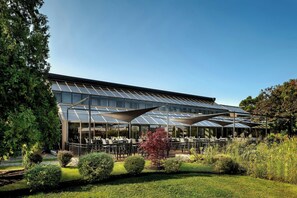 Petit déjeuner, déjeuner et dîner servis sur place