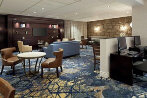 Club Room, 1 King Bed, Non Smoking | Lounge