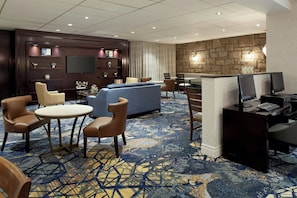 Club Room, 1 King Bed, Non Smoking | Lounge