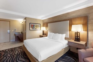 Standard Room, 1 King Bed, Accessible, Refrigerator | Desk, blackout drapes, iron/ironing board, free WiFi - Best Western Summit Inn (Niagara Falls)