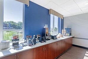 Café da manhã com buffet grátis todos os dias