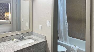 وحدات دش مع أحواض استحمام، مجففات شعر، مناشف