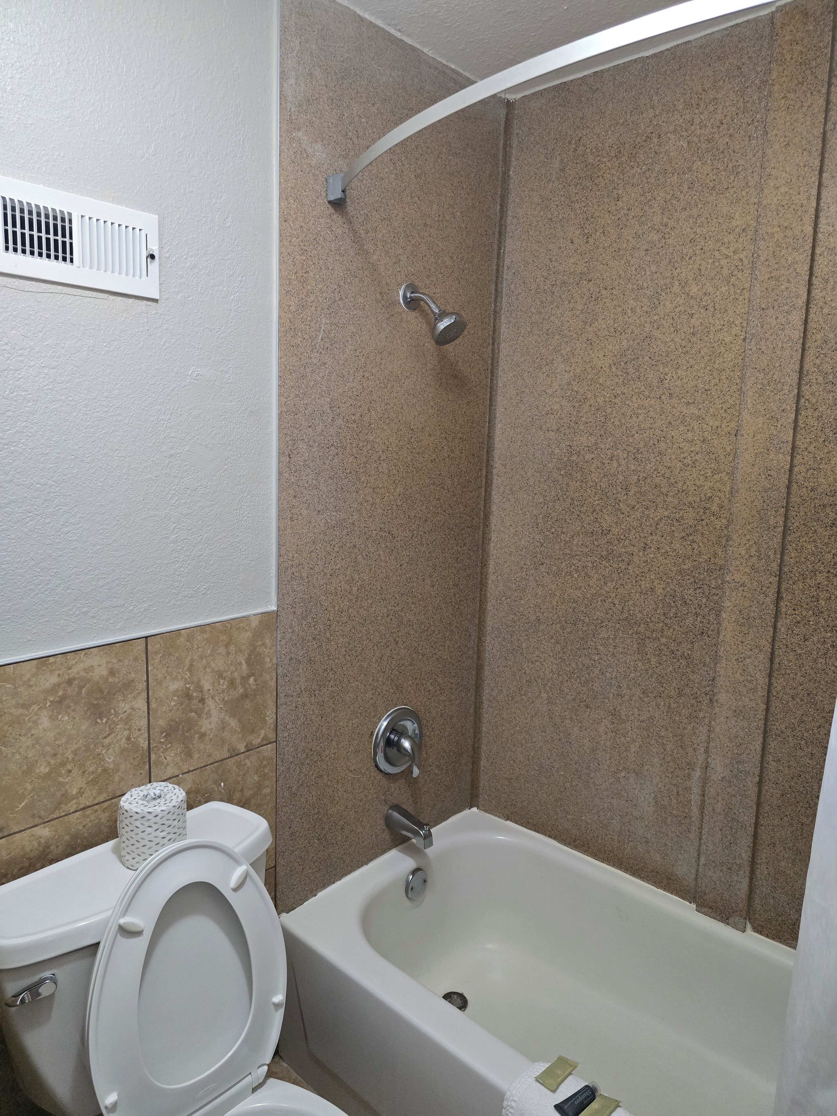 Ein Badezimmer mit Toilette, Dusche und Badewanne.