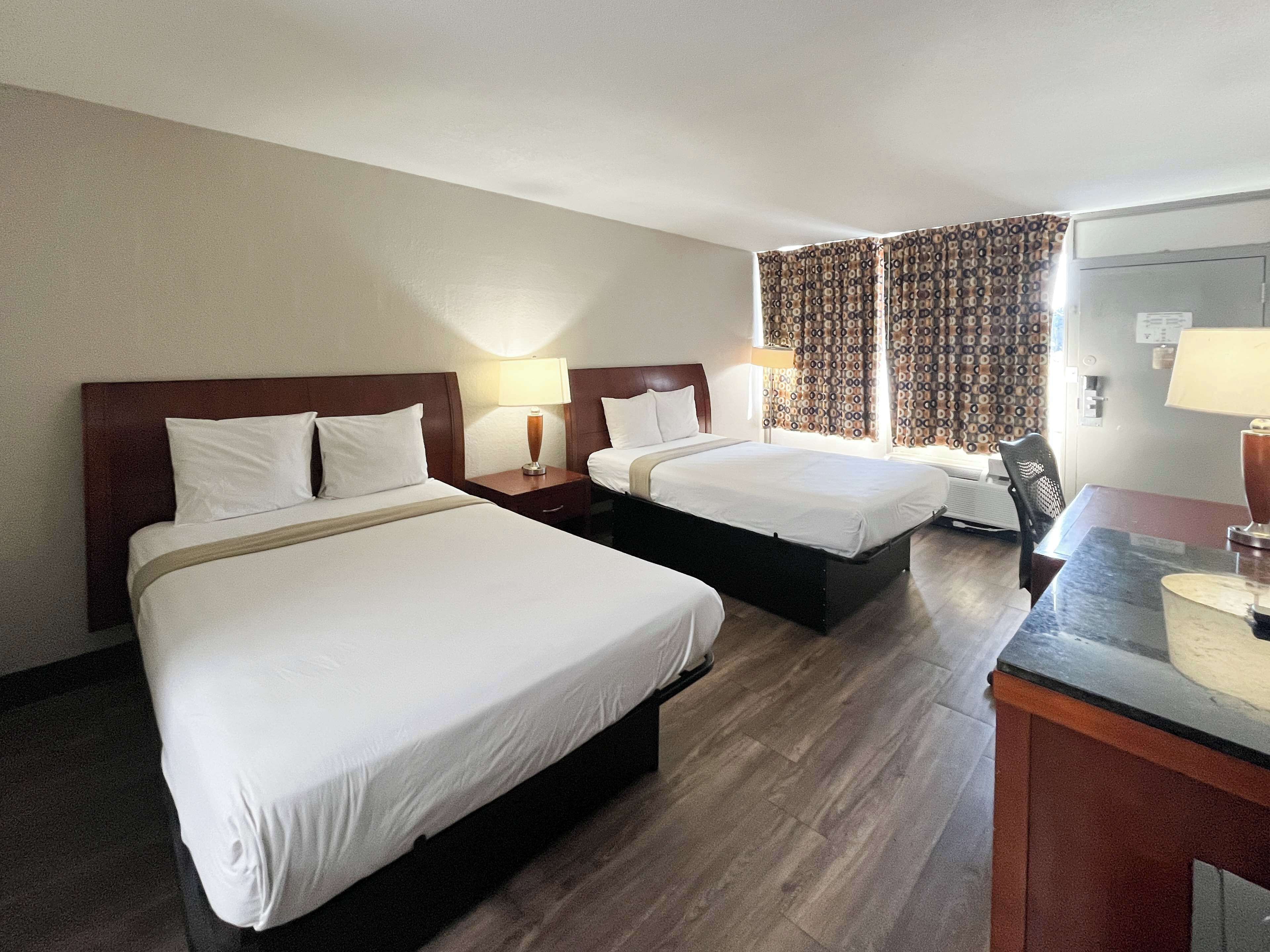 Escritorio, wifi gratis, ropa de cama