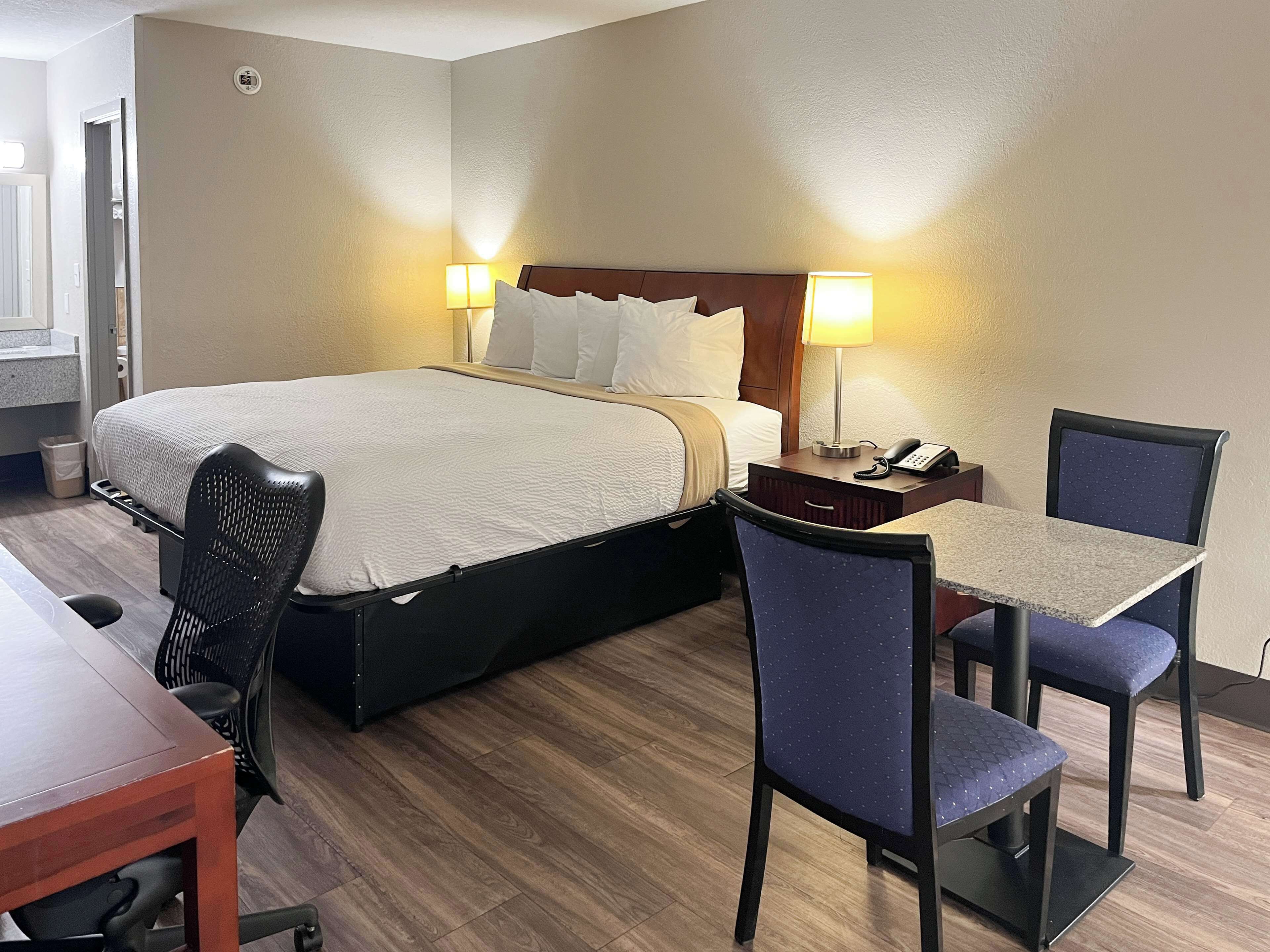 Schreibtisch, kostenloses WLAN, Bettwäsche