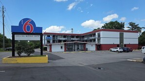Ein Motel mit einem großen Schild, das ein Sonderangebot für die ganze Woche anzeigt.