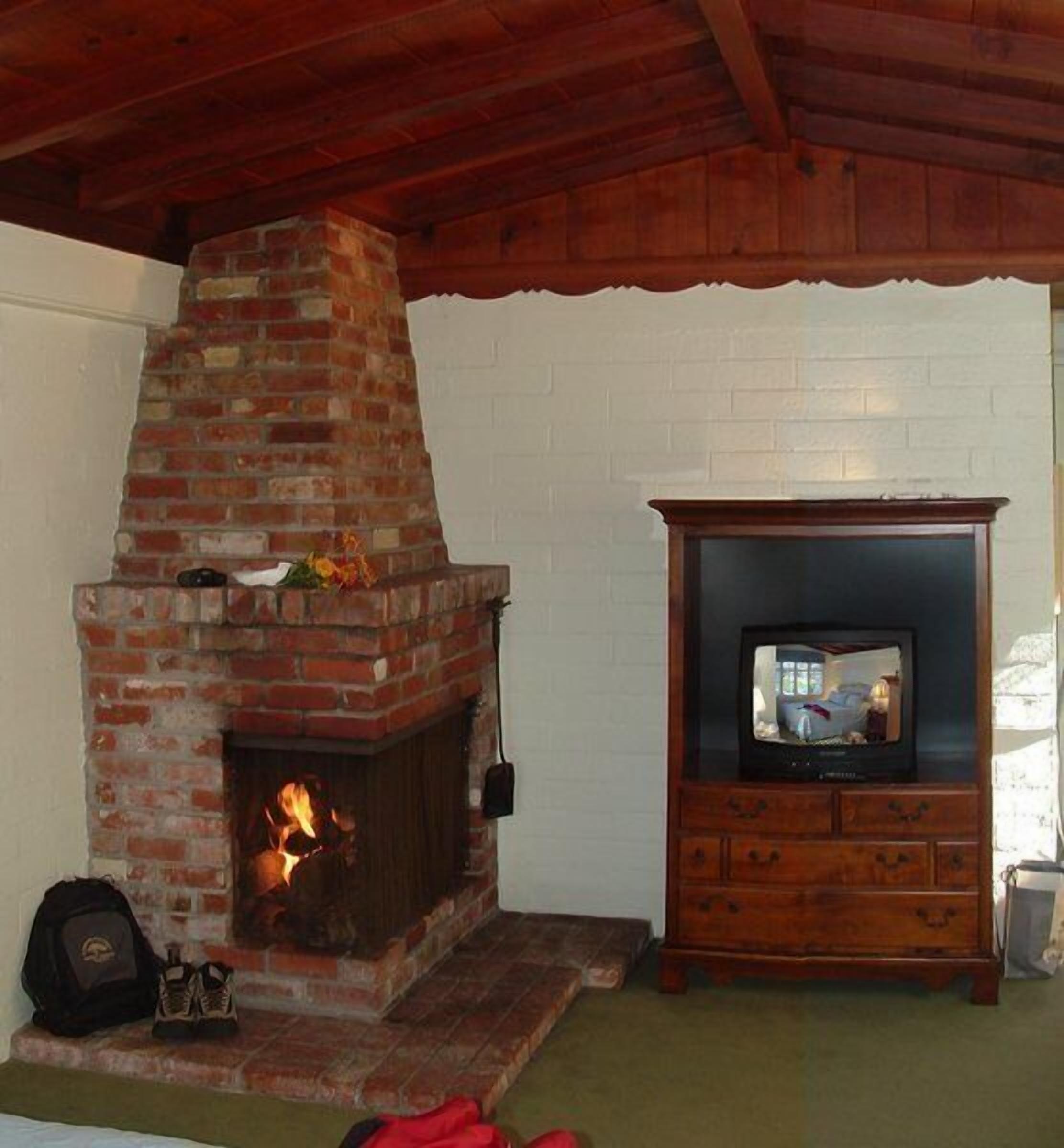 cottage, 1 king bed, fireplace, garden area | living room