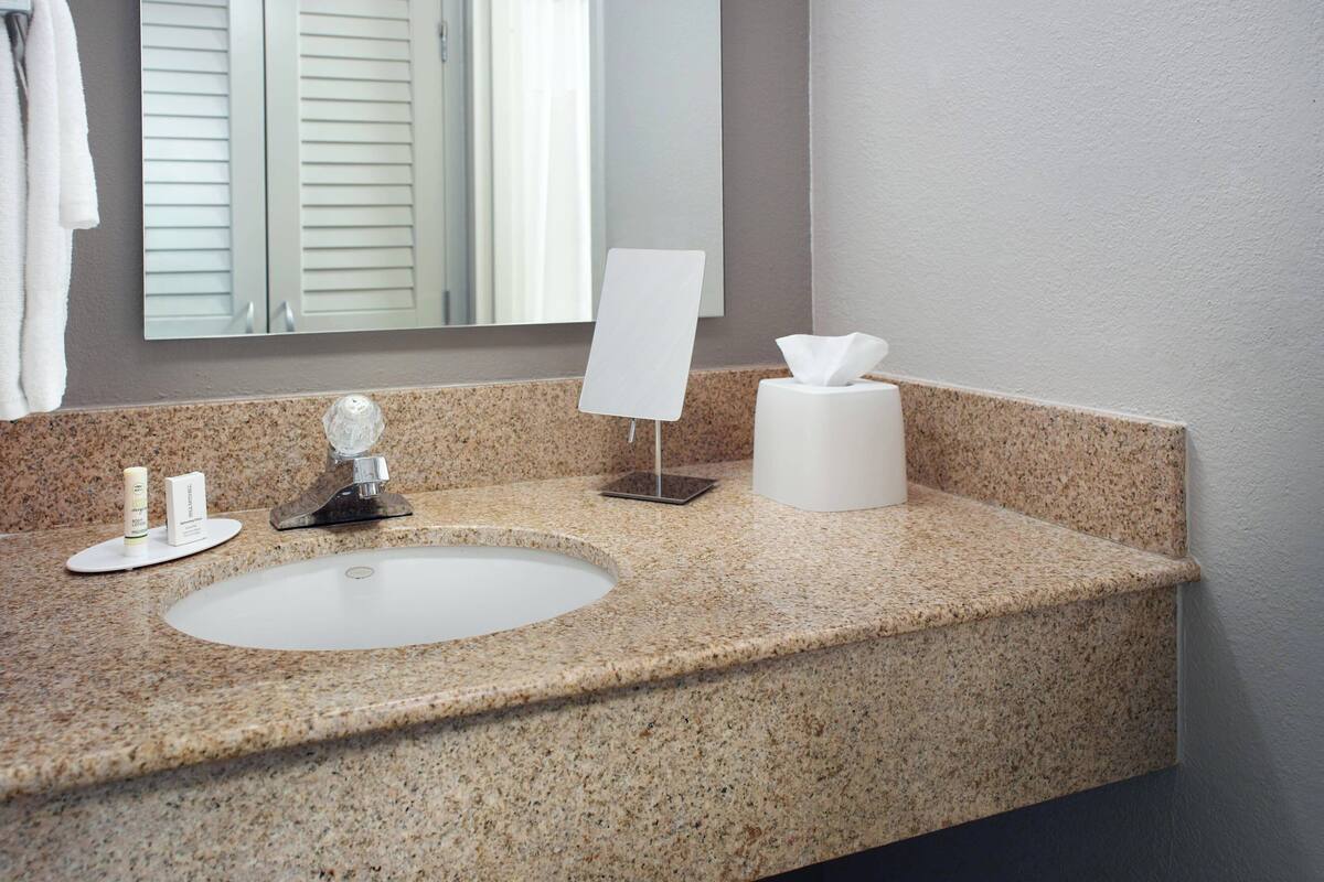 combined shower/bathtub, free toiletries, hair dryer, towels