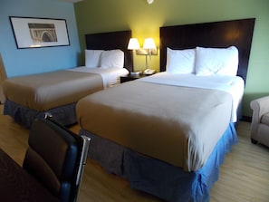 Escritorio, tabla de planchar con plancha, wifi gratis y ropa de cama 