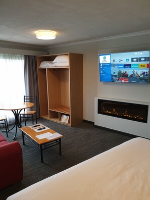 Suite, 1 King Bed, Non Smoking, Kitchenette | Living area | Smart TV, Netflix, streaming services - Apollo Bay Motel and Apartments (Apollo Bay)