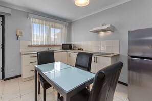 Căn hộ Tiêu chuẩn, nhiều giường, phù hợp cho người khuyết tật, bếp nhỏ | Bếp nhỏ riêng | Tủ lạnh, ấm điện, tủ đông, bàn ăn 