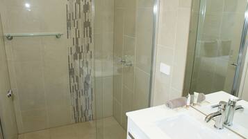 Kostenlose Toilettenartikel, Haartrockner, HandtĂŒcher, Seife