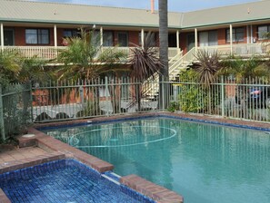 Piscine extérieure, chaises longues