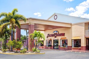 Exterior - Howard Johnson by Wyndham Ft. Myers FL (Fort Myers)