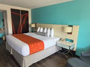 In-room safe, desk, iron/ironing board, rollaway beds - Howard Johnson by Wyndham Ft. Myers FL (Fort Myers)