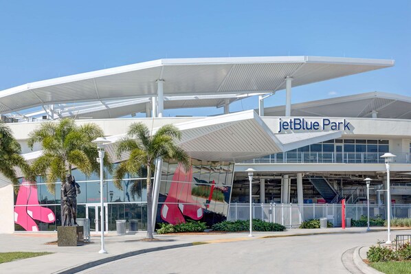 JetBlue Park, con un diseño arquitectónico moderno, que presenta un amplio alero y un llamativo letrero de la Tienda del Equipo.