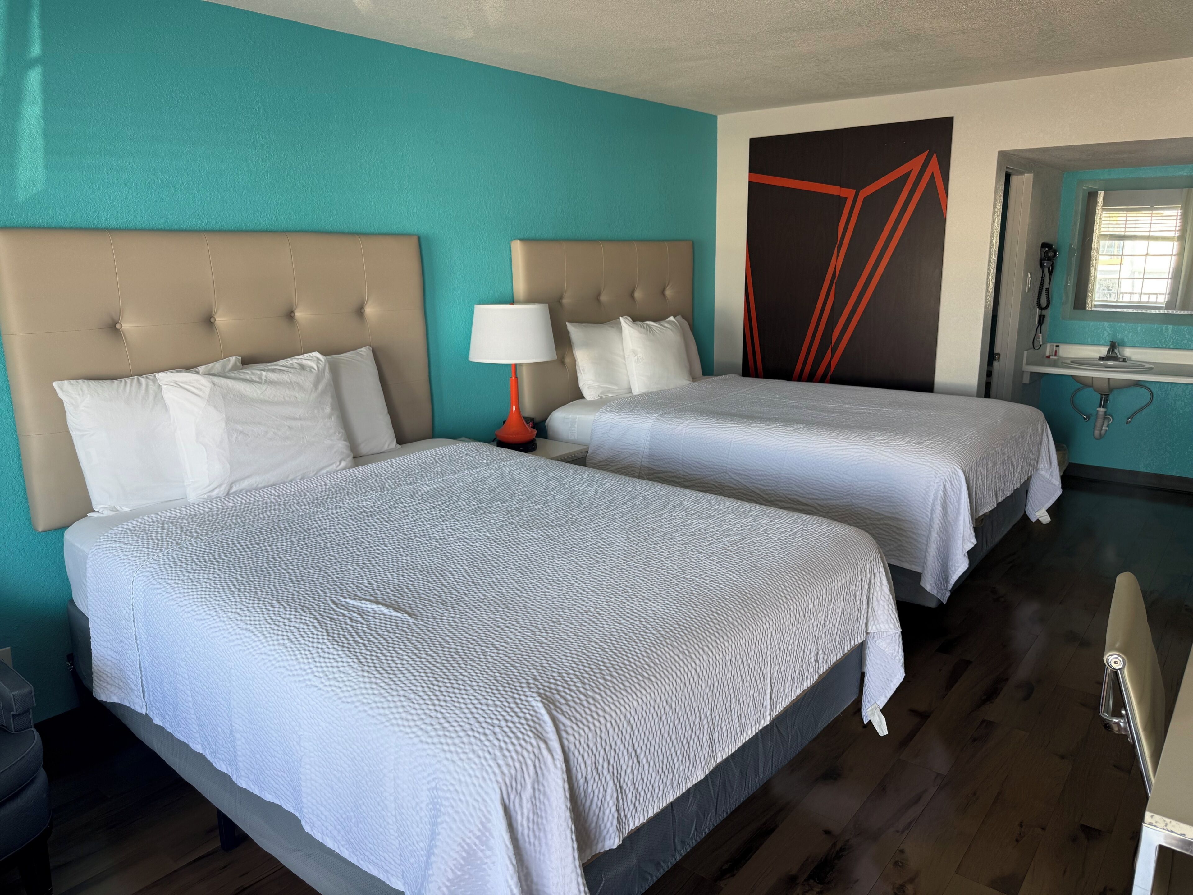 Caja de seguridad en la habitación y escritorio 