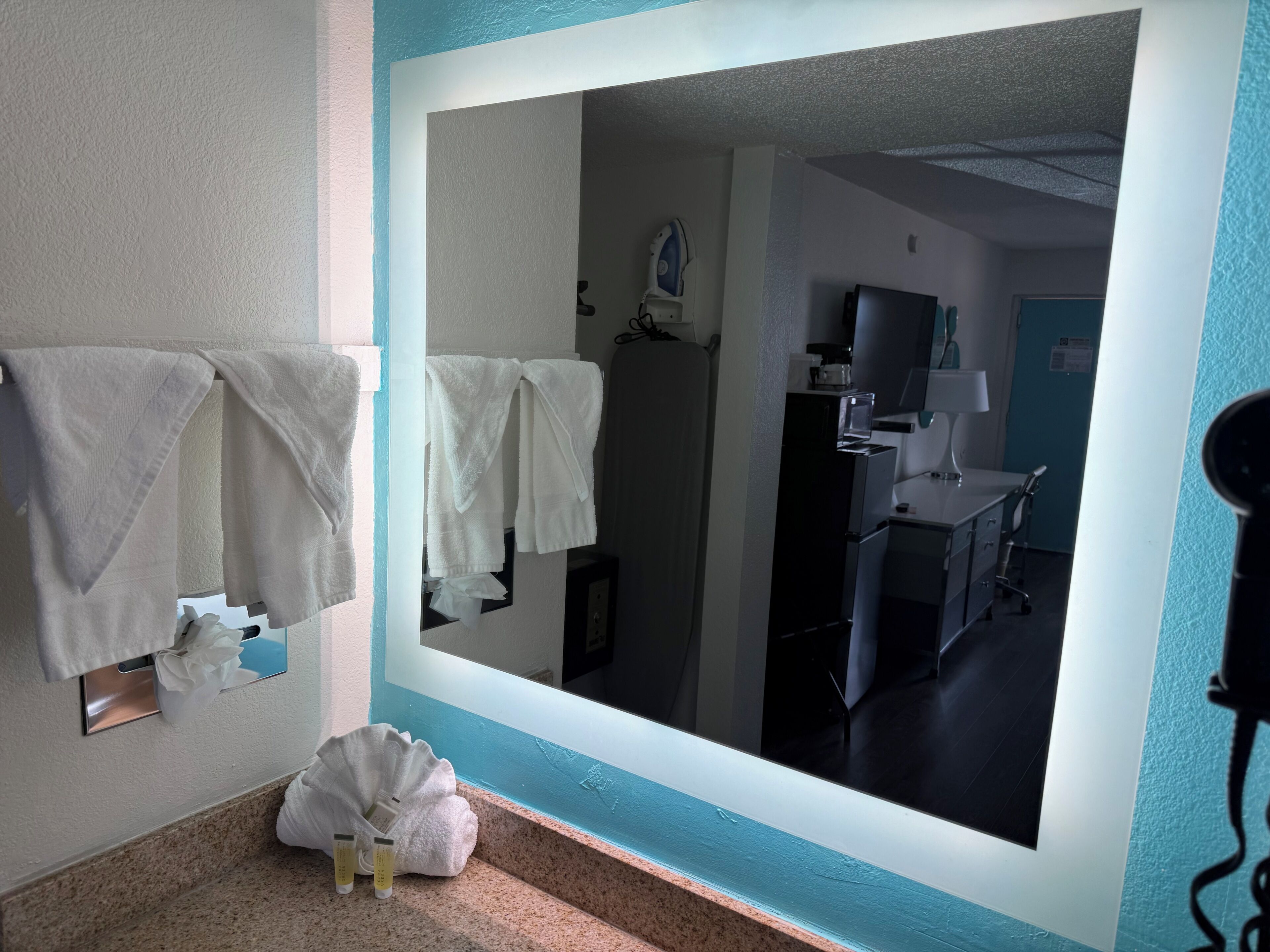 Articles de toilette gratuits, sèche-cheveux, serviettes fournies