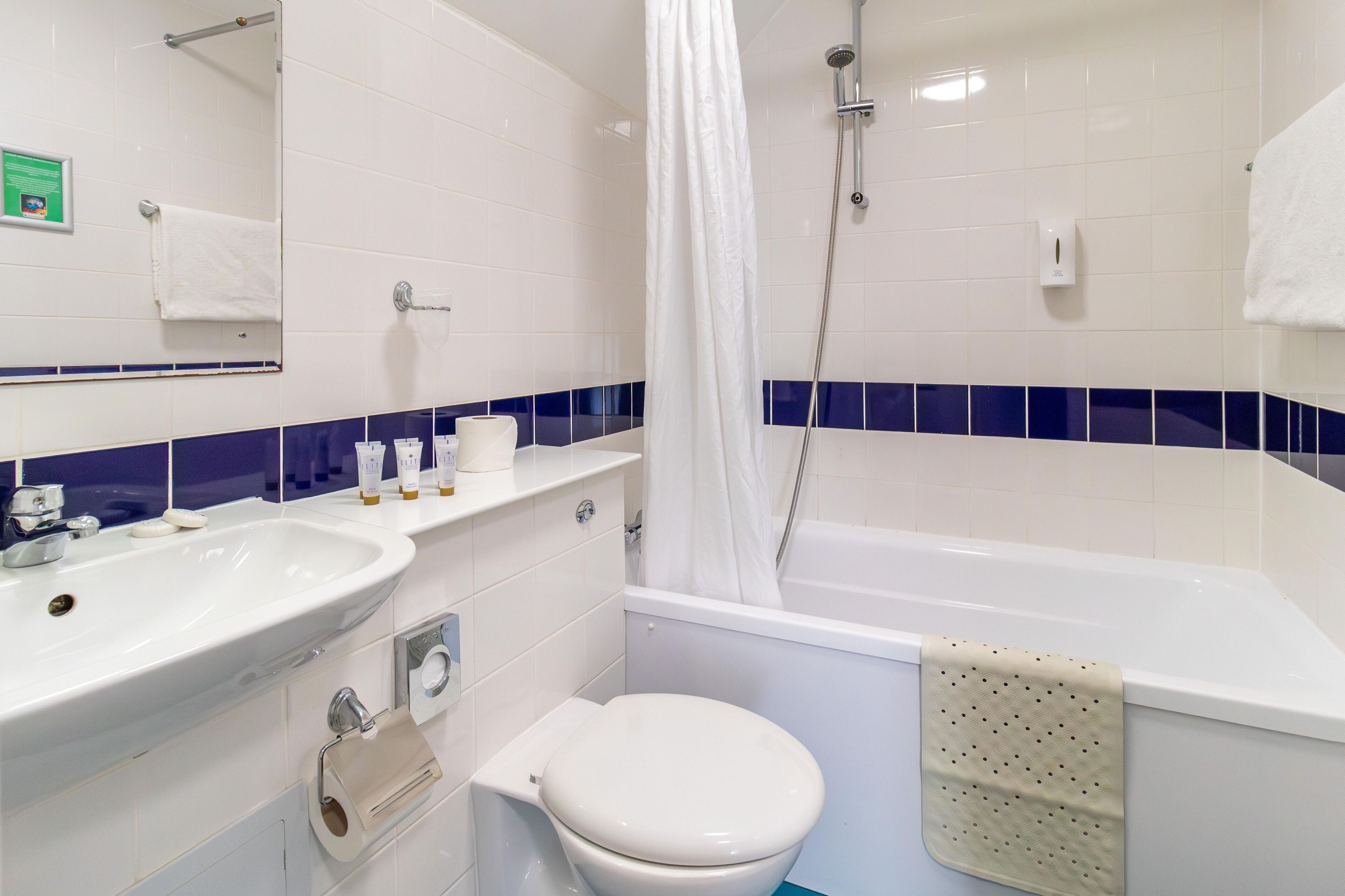 Ein Badezimmer mit Waschbecken, Toilette und Badewanne.